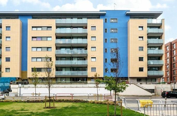 Flat Gallions Reach Shopping Park in Greater London