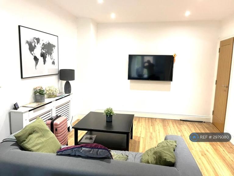 Room Lower Road in Greater London