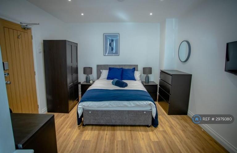 Room Lower Road in Greater London