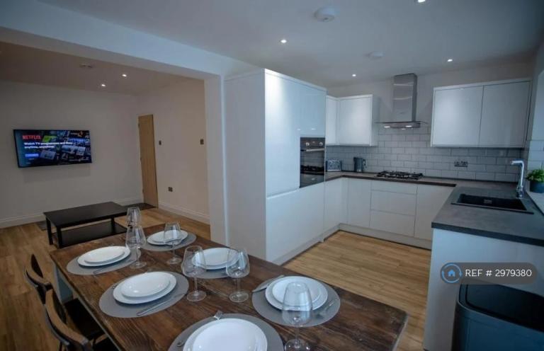 Room Lower Road in Greater London