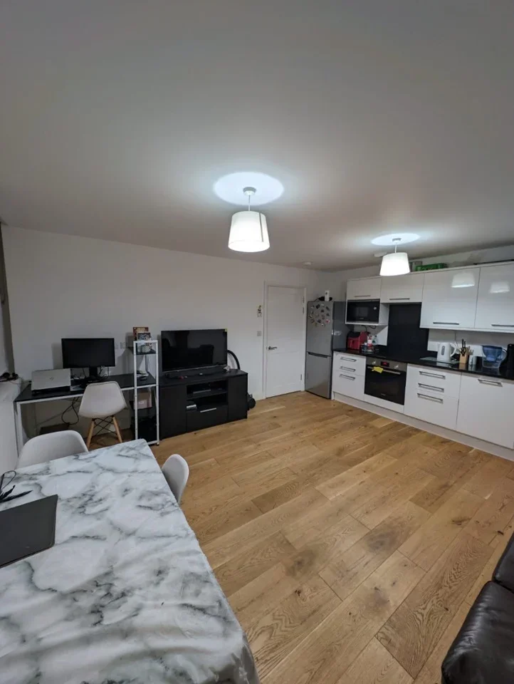 Flat Queens Square in Crawley