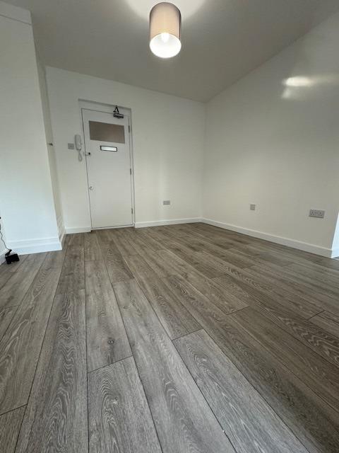 Flat Palmerston Road in Greater London