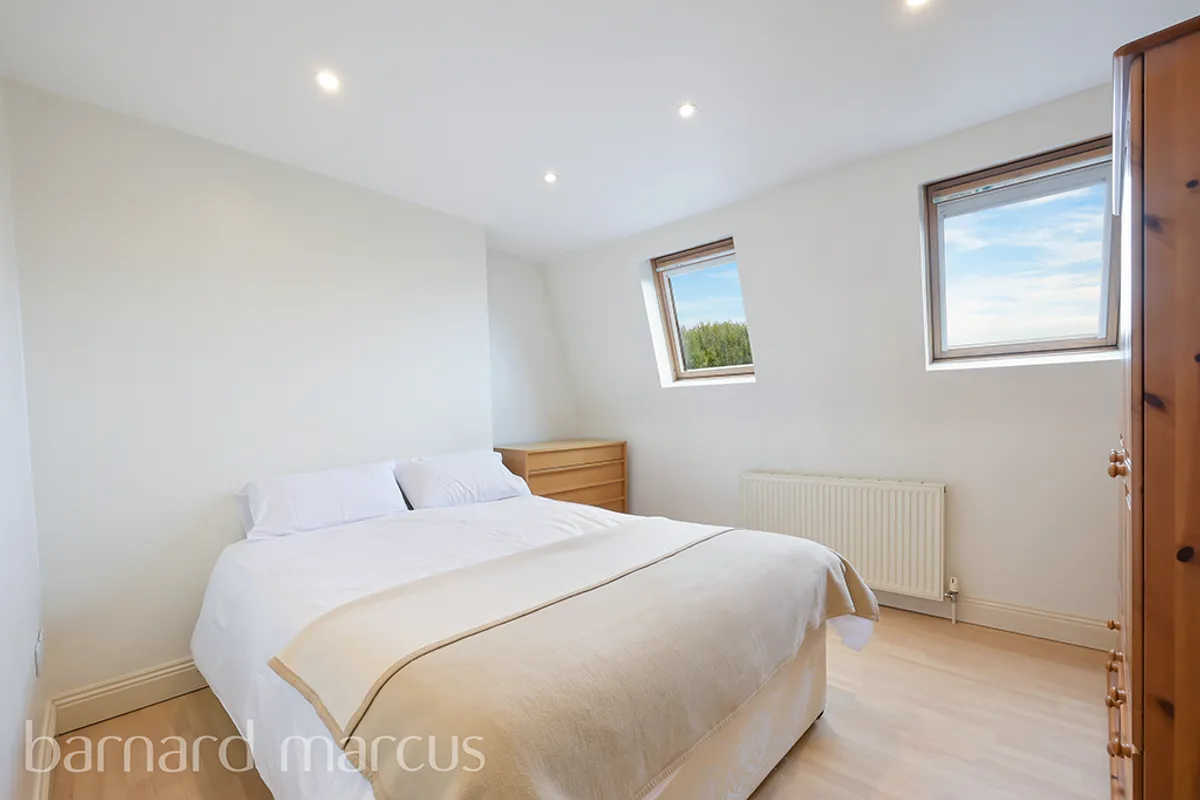 Flat Chiswick High Road in Greater London