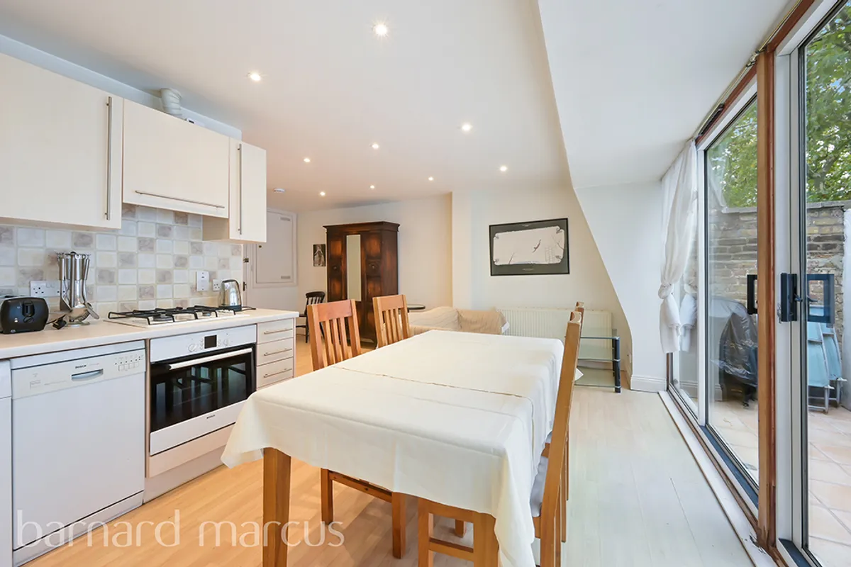 Flat Chiswick High Road in Greater London