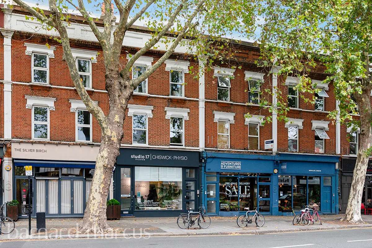 Flat Chiswick High Road in Greater London
