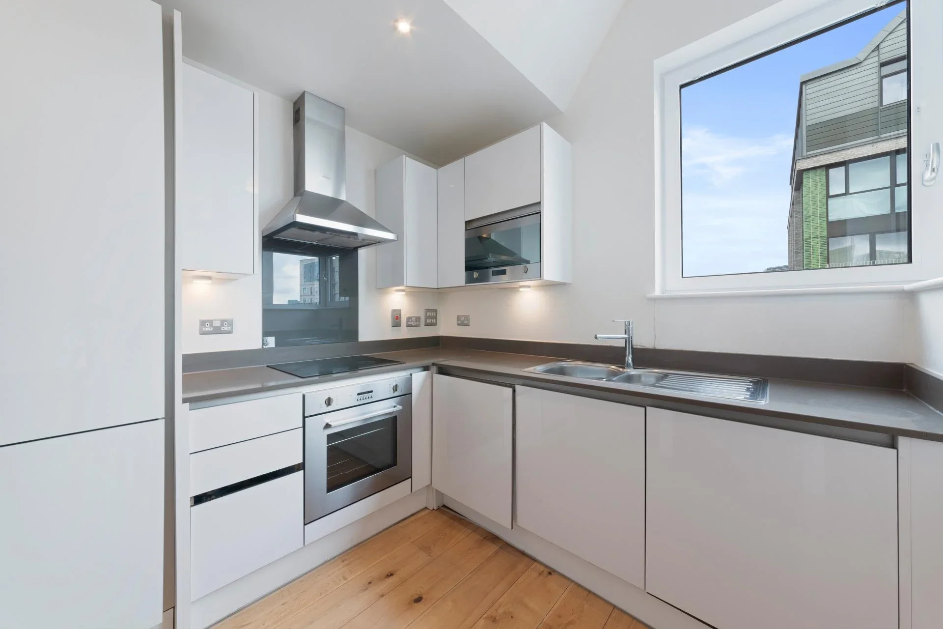 Flat Hoy Street in Greater London