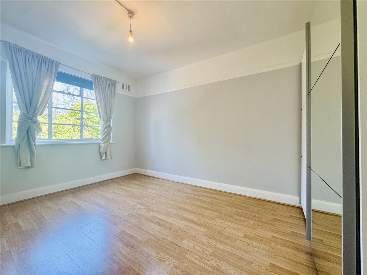 Flat Pinner Road in Greater London