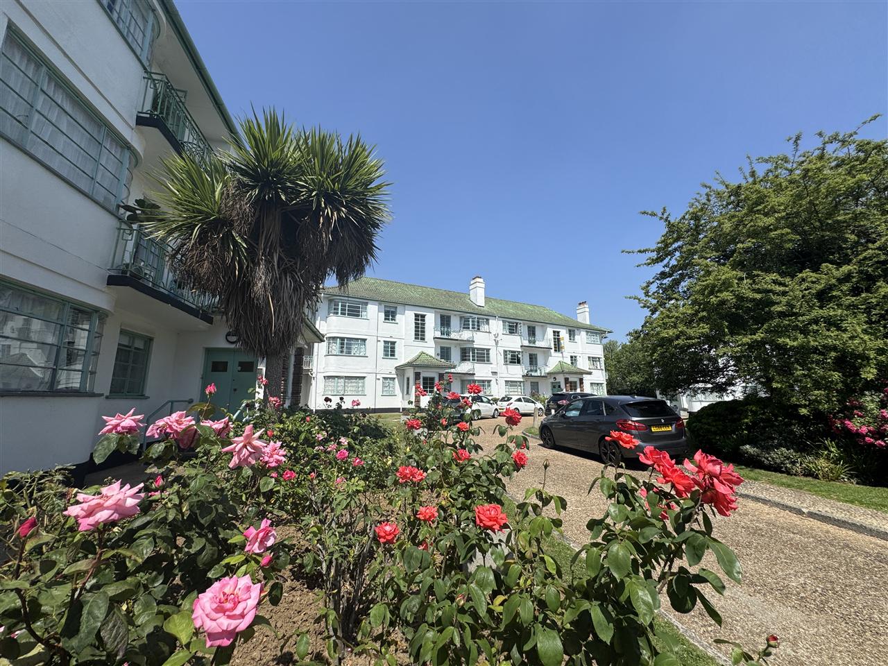 Flat Pinner Road in Greater London