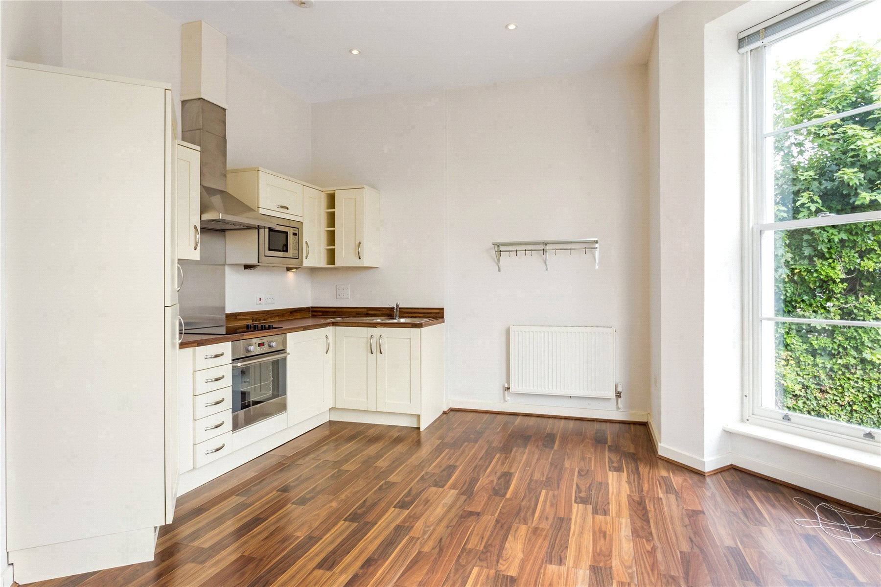 Flat Ewell Road in Greater London