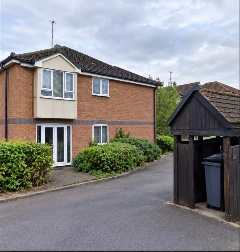 Flat Frensham Close in Greater London