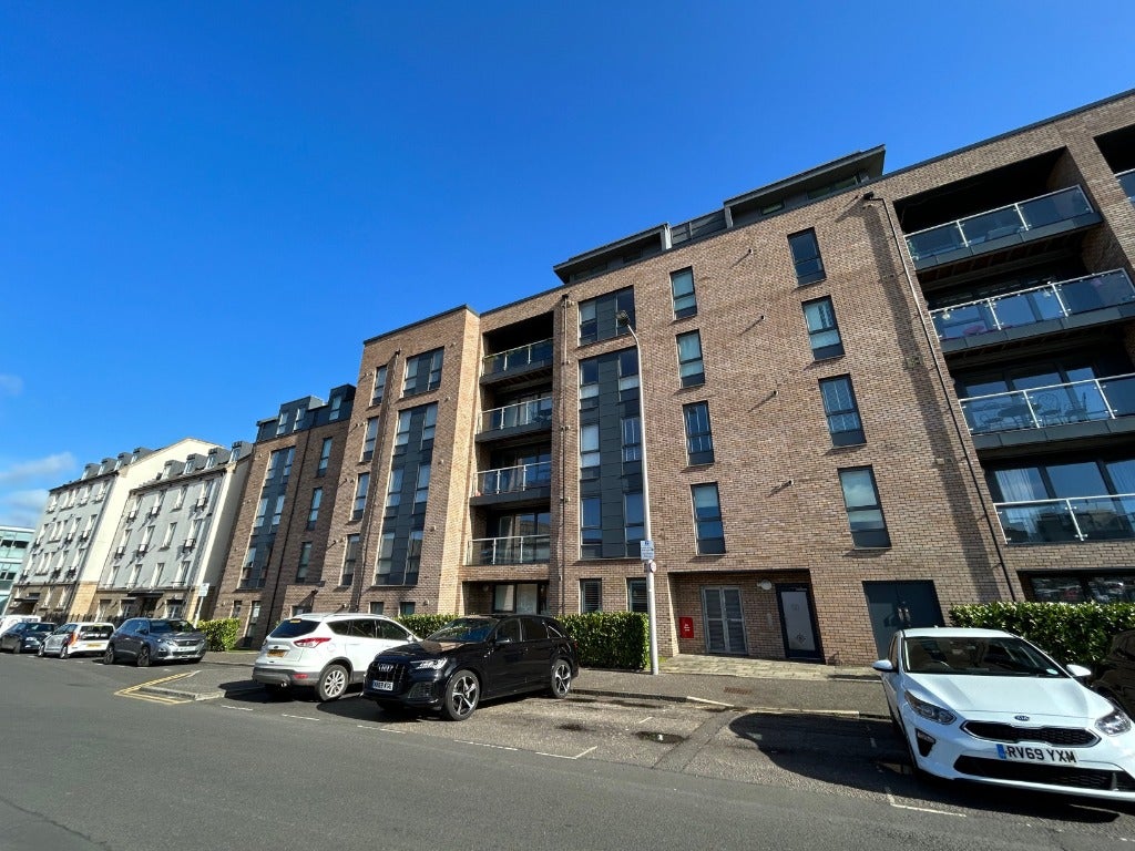 Flat Lochend Park View in City of Edinburgh