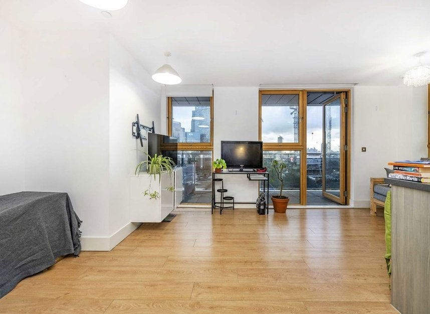 Flat Blackwall Way in Greater London
