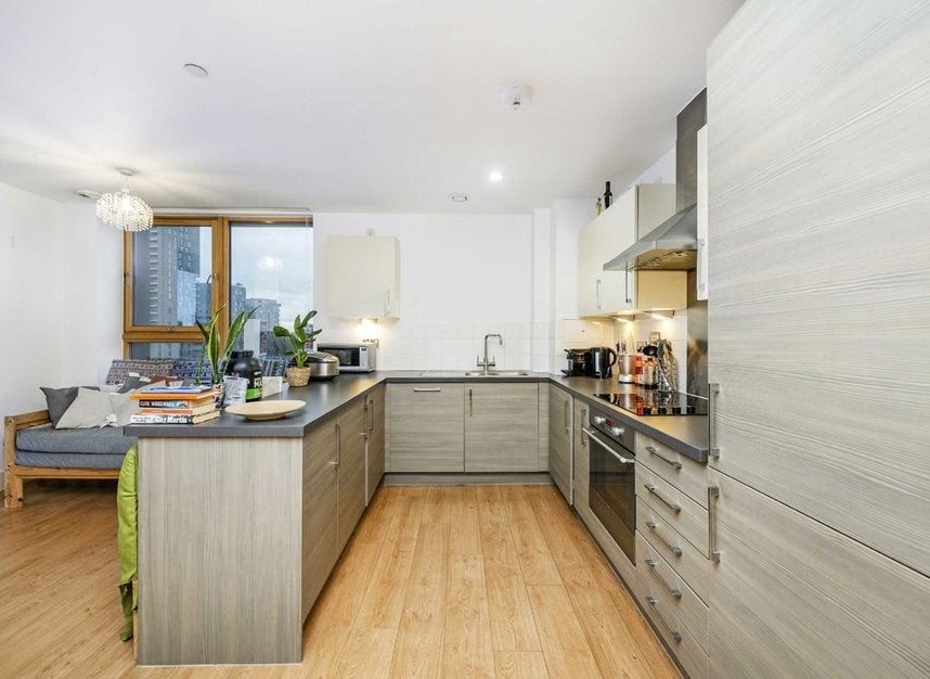 Flat Blackwall Way in Greater London