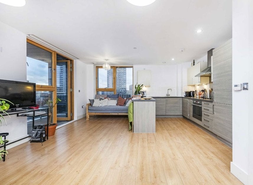 Flat Blackwall Way in Greater London