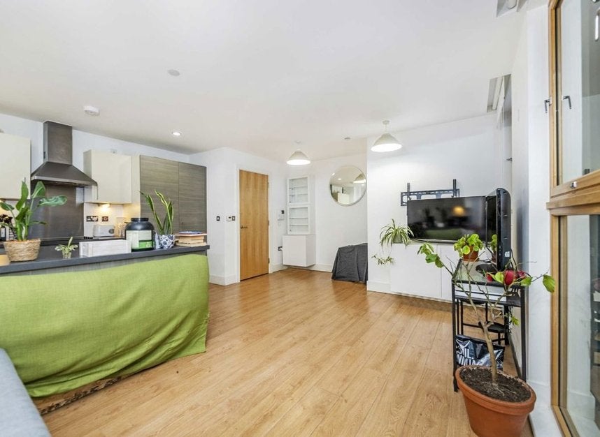 Flat Blackwall Way in Greater London