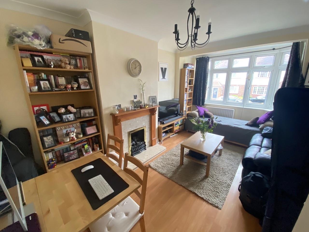 Flat Boscombe Avenue in Greater London