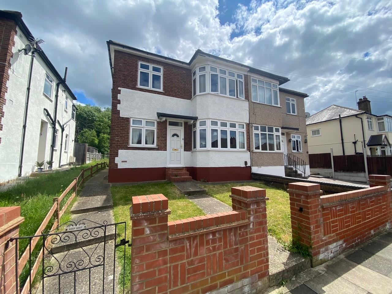 Flat Boscombe Avenue in Greater London