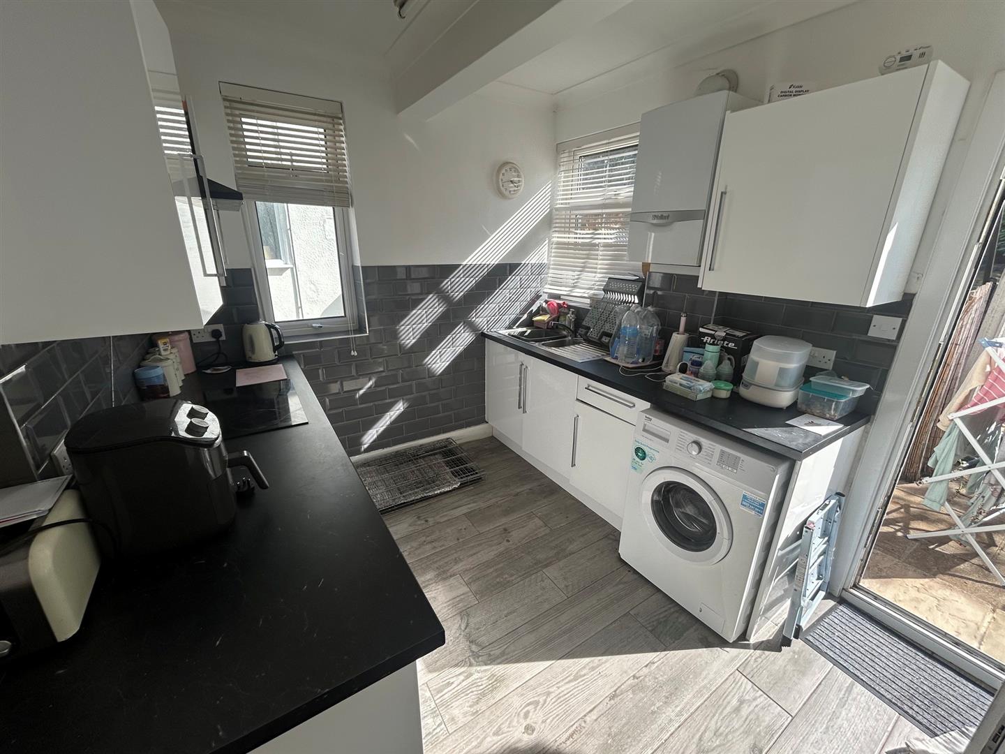 Flat Boscombe Avenue in Greater London