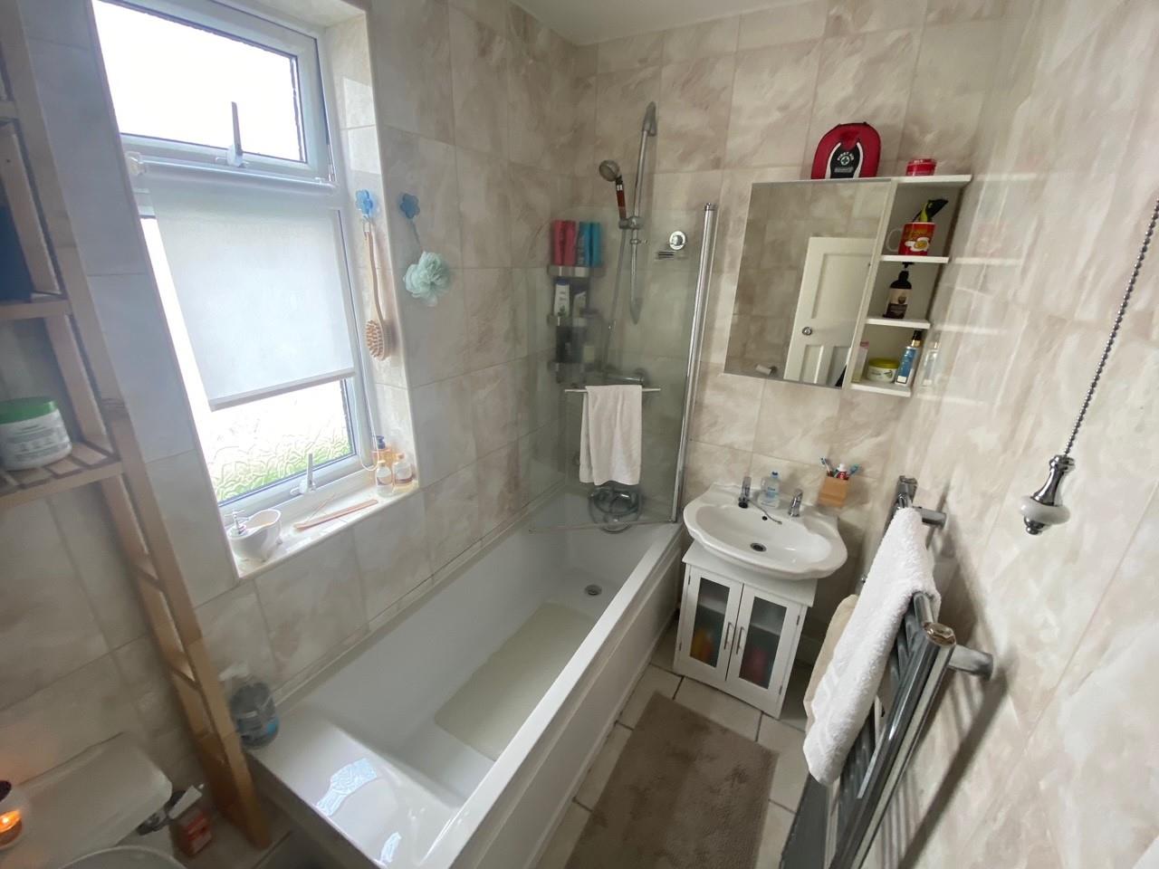 Flat Boscombe Avenue in Greater London