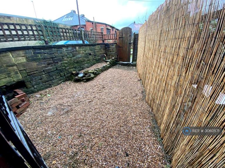 Flat Kirkstall Lane in Leeds