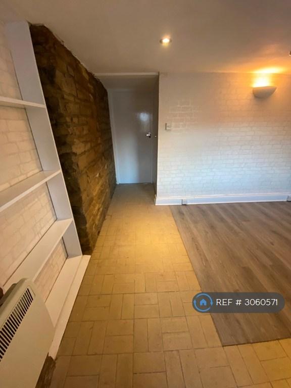 Flat Kirkstall Lane in Leeds
