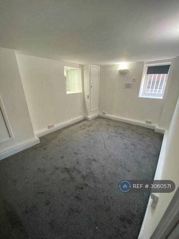 Flat Kirkstall Lane in Leeds