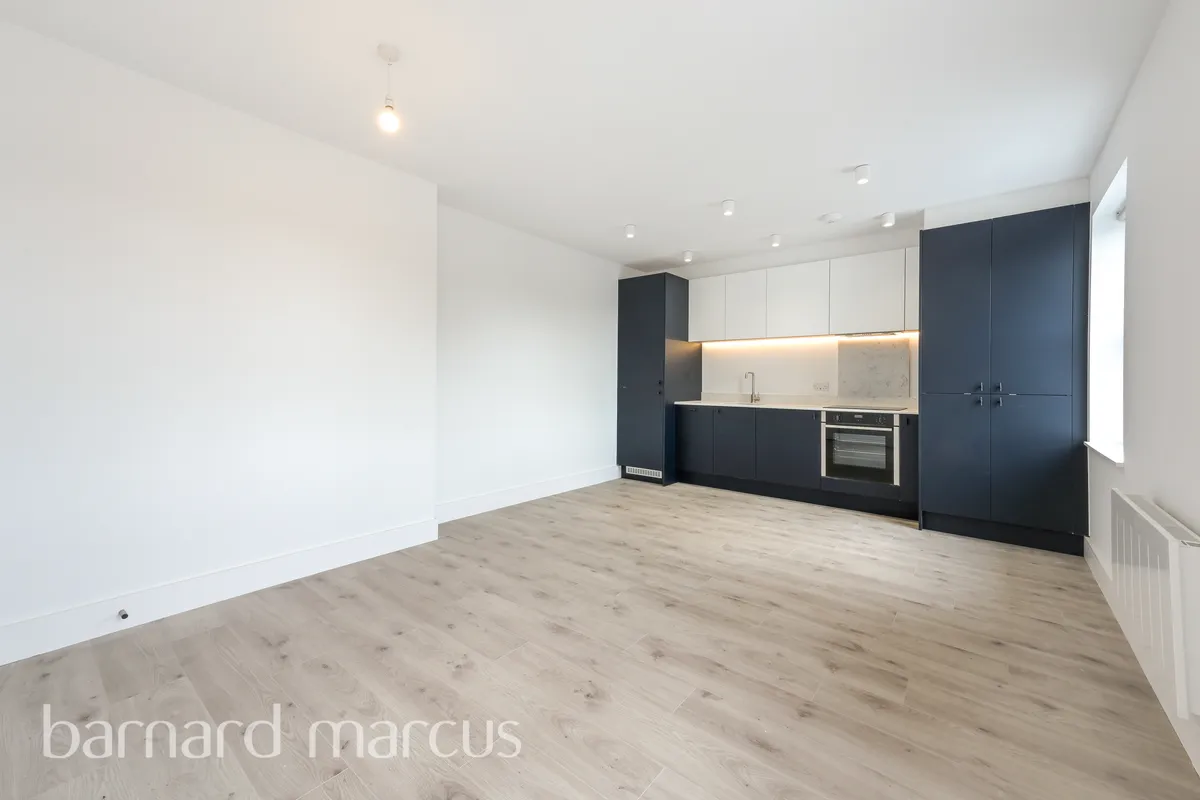 Flat Mitcham Lane in Greater London