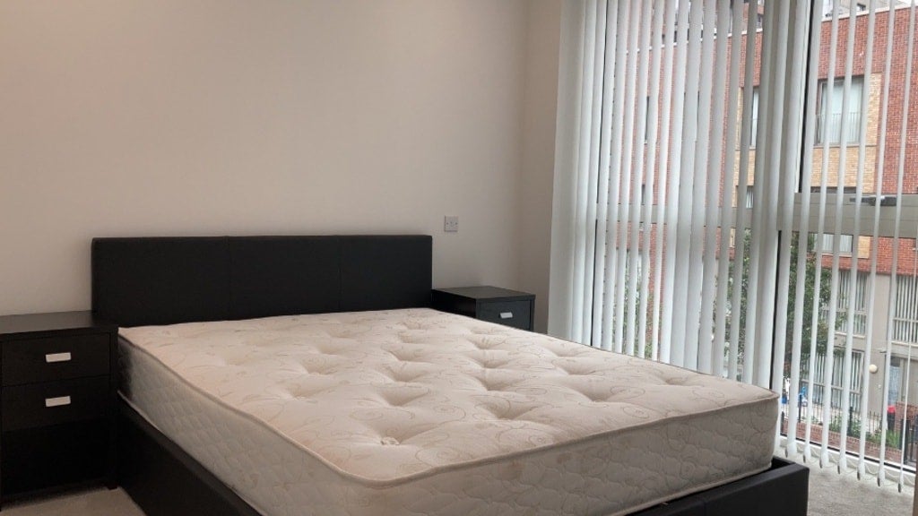 Flat Coster Avenue in Greater London