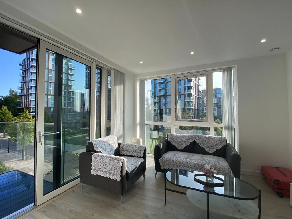Flat Coster Avenue in Greater London