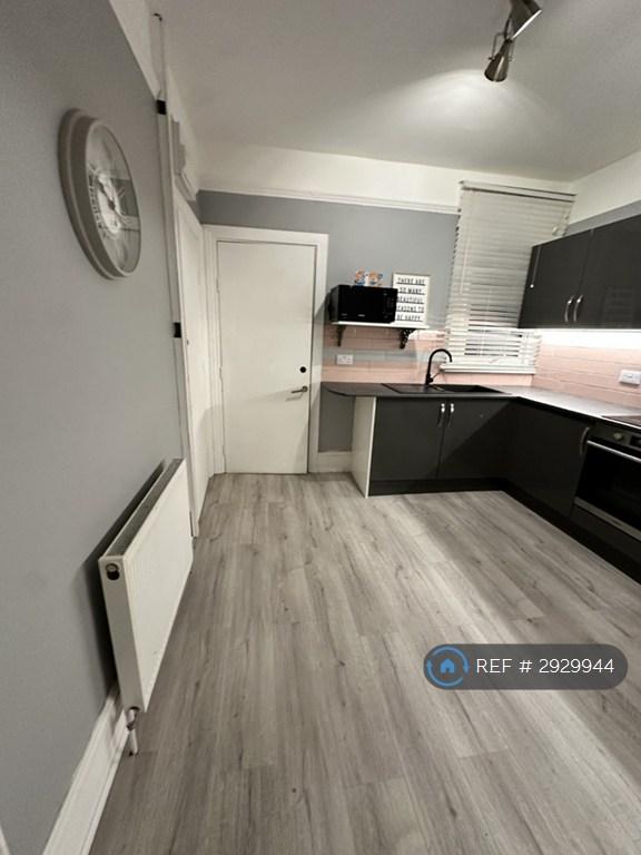 Room Lyndhurst Road in Luton
