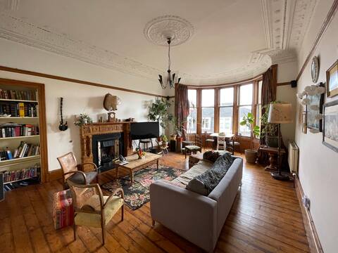 Room Roxburgh Street in Glasgow