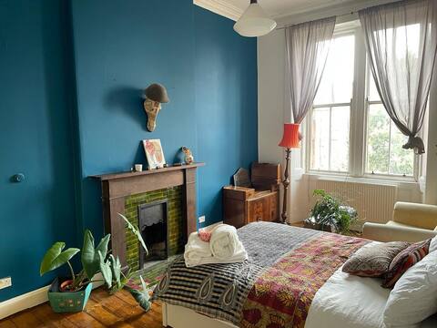 Room Roxburgh Street in Glasgow