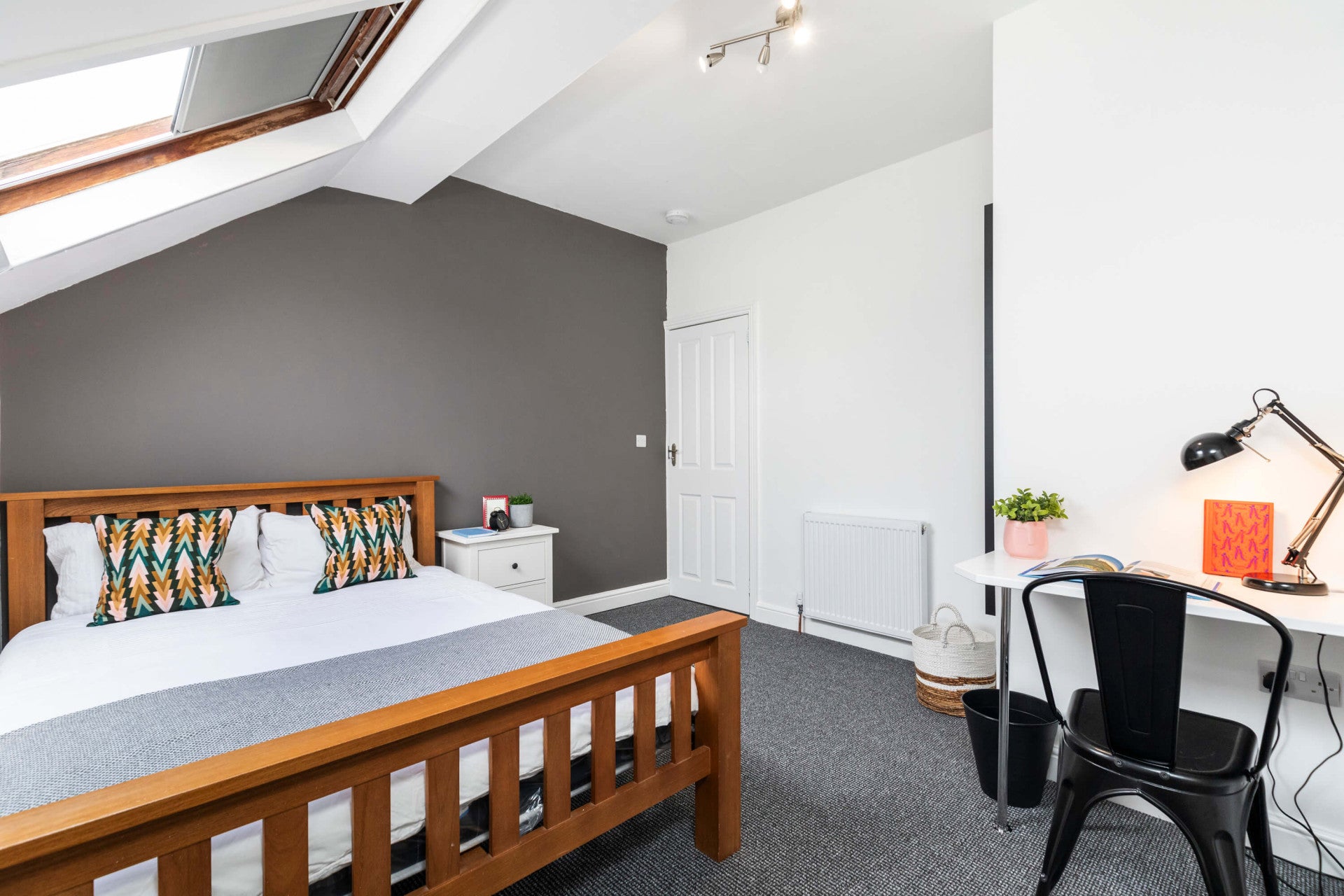Room Cardigan Road in Leeds