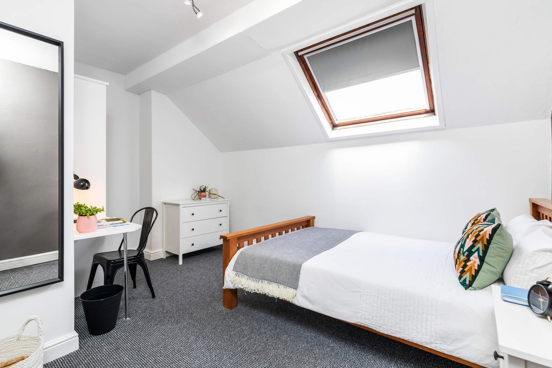 Room Cardigan Road in Leeds