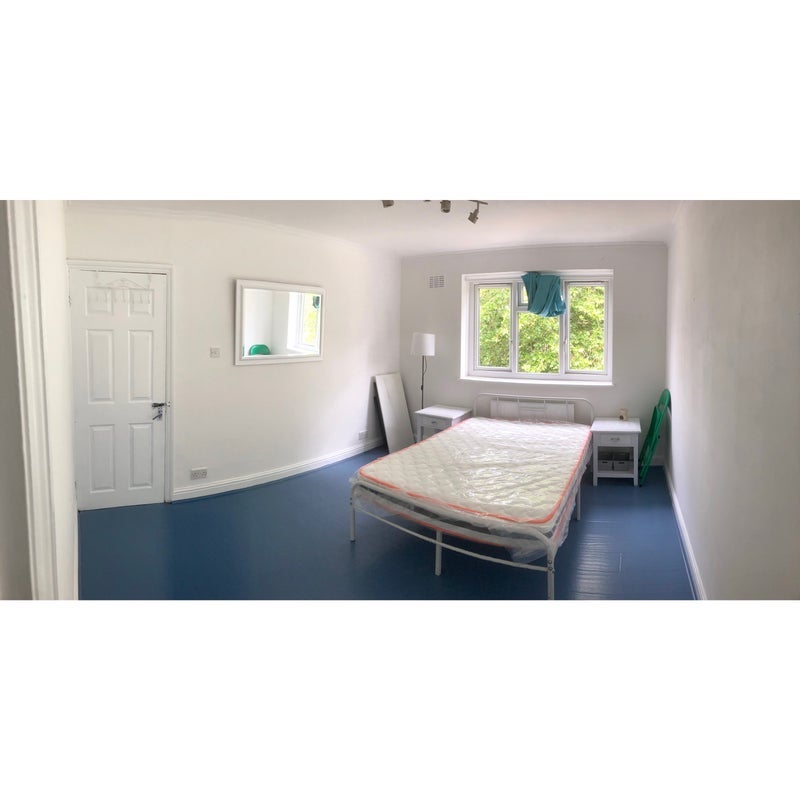 Room Battersea High Street in Greater London