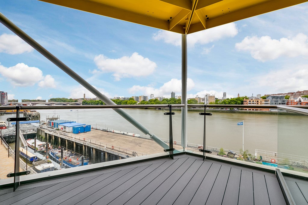 Flat Tideway Walk in Greater London