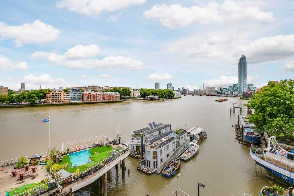 Flat Tideway Walk in Greater London