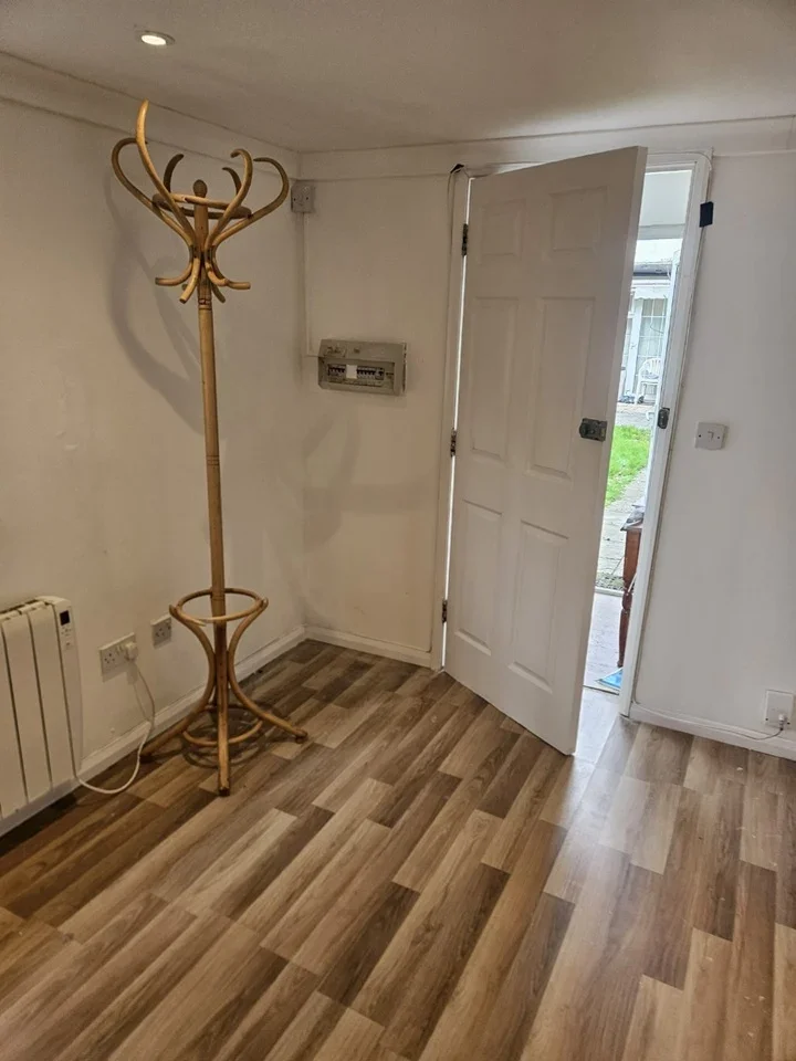 Flat Pasteur Gardens in Greater London