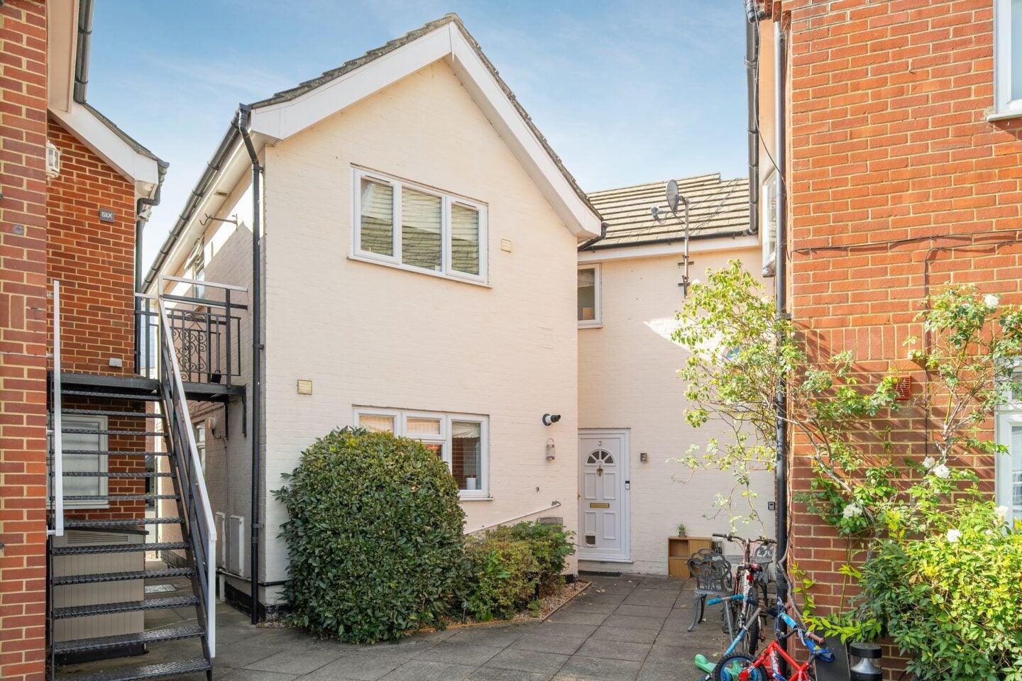 Flat High Street in Sunningdale
