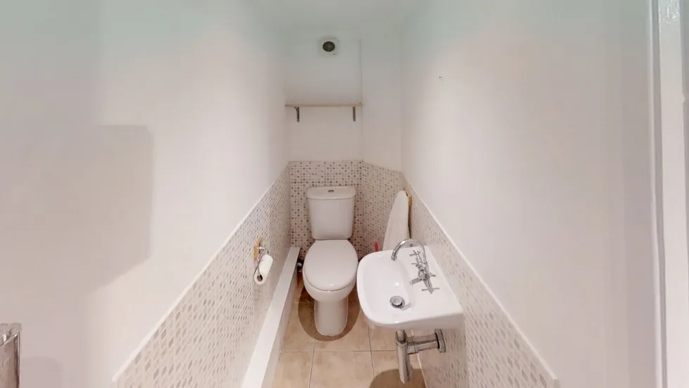 Room Applegarth Avenue in Guildford
