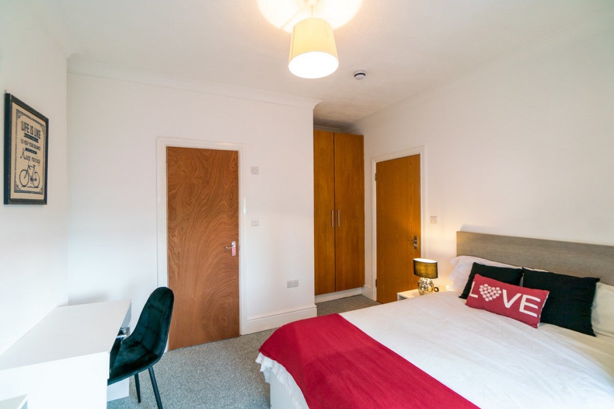 Room Kensington Road in Reading