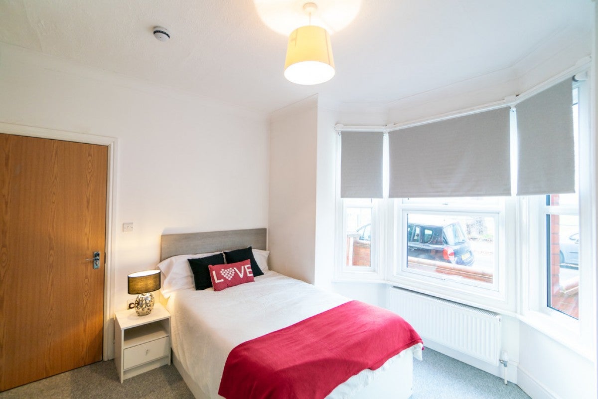 Room Kensington Road in Reading