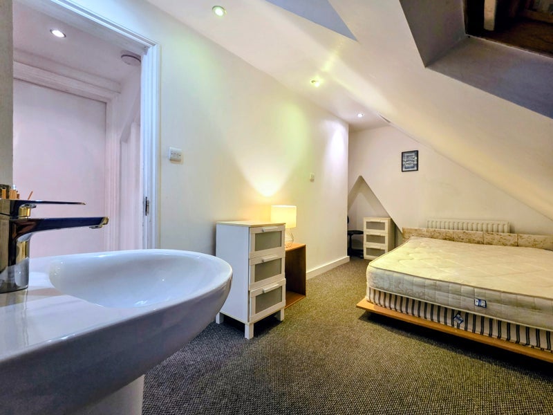 Room Augustus Road in Greater London
