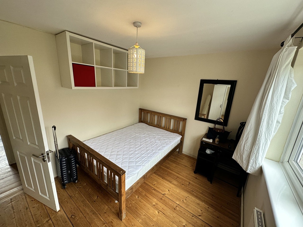 Flat Brading Crescent in Greater London