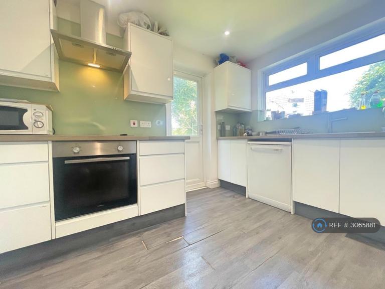 Room Nicholson Way in Havant