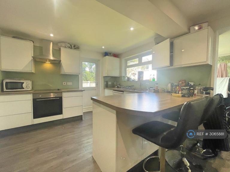 Room Nicholson Way in Havant