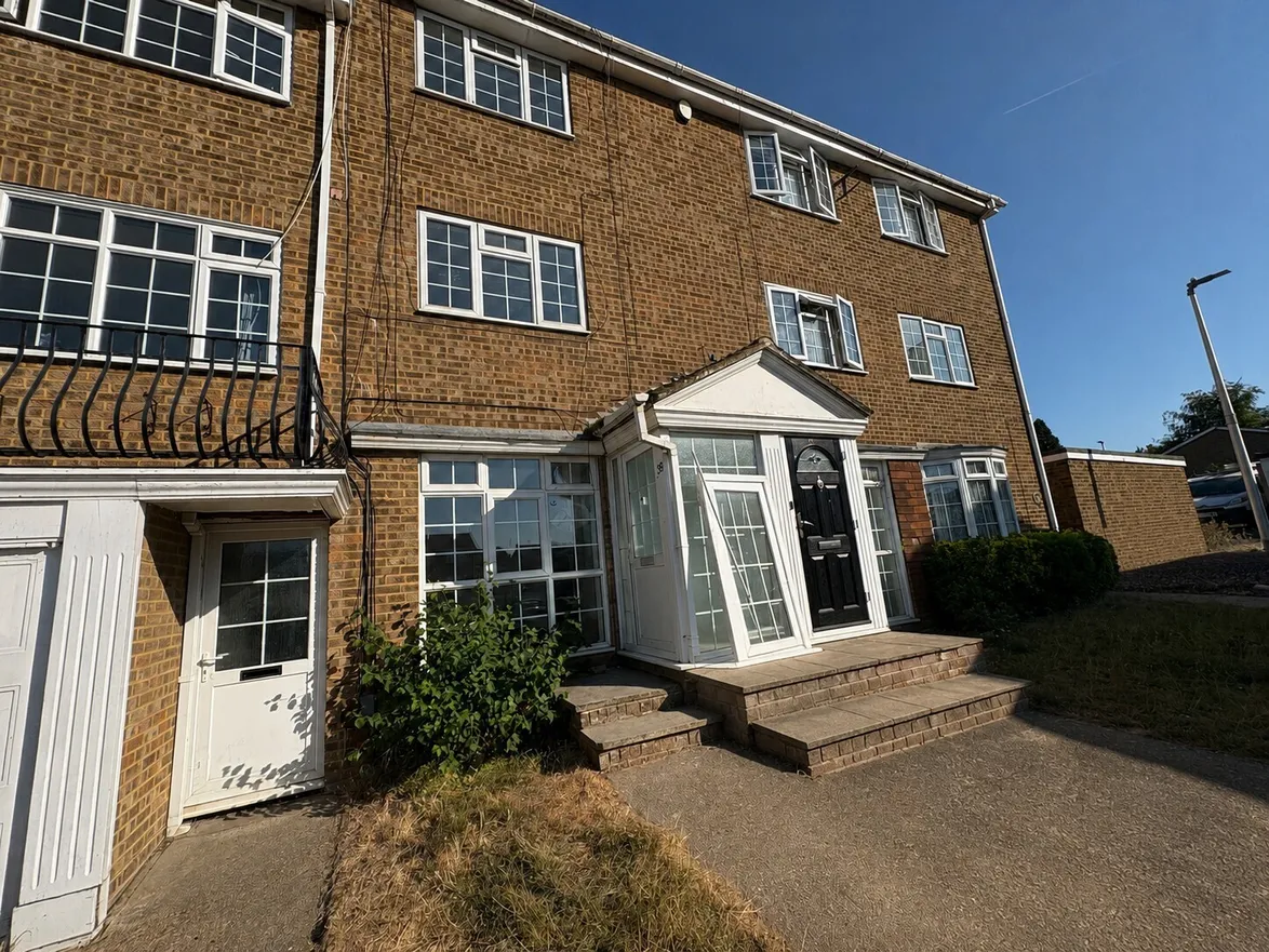 House Wheatcroft Grove in Rainham