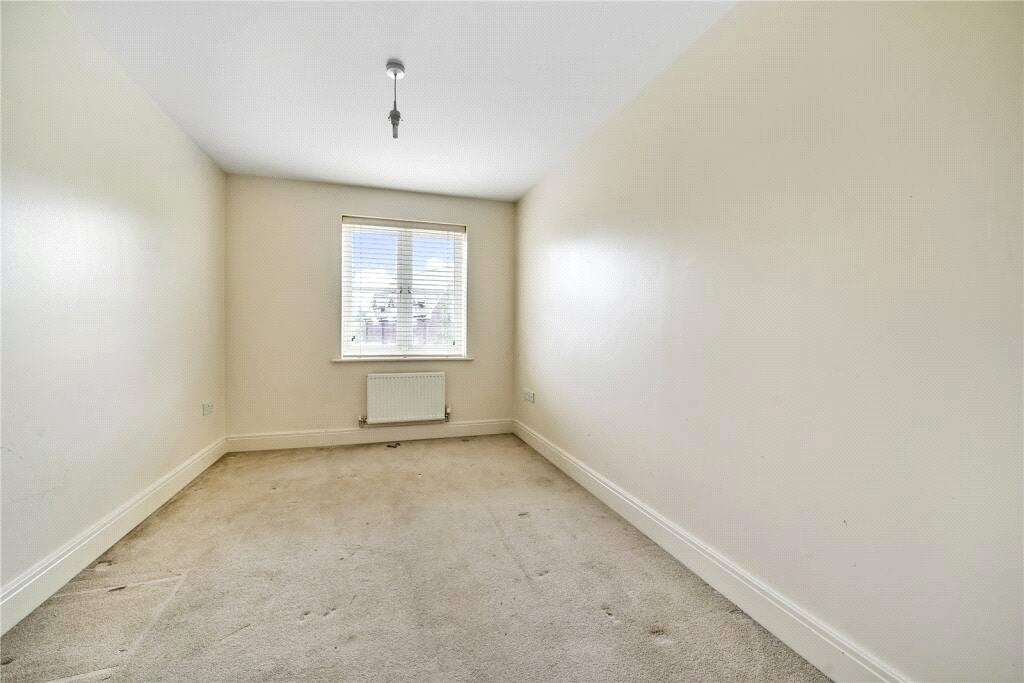 Flat Warren Close in Waverley