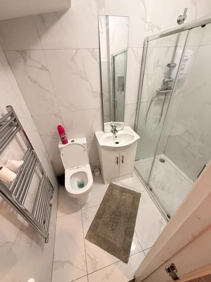 Room Shelbourne Road in Greater London