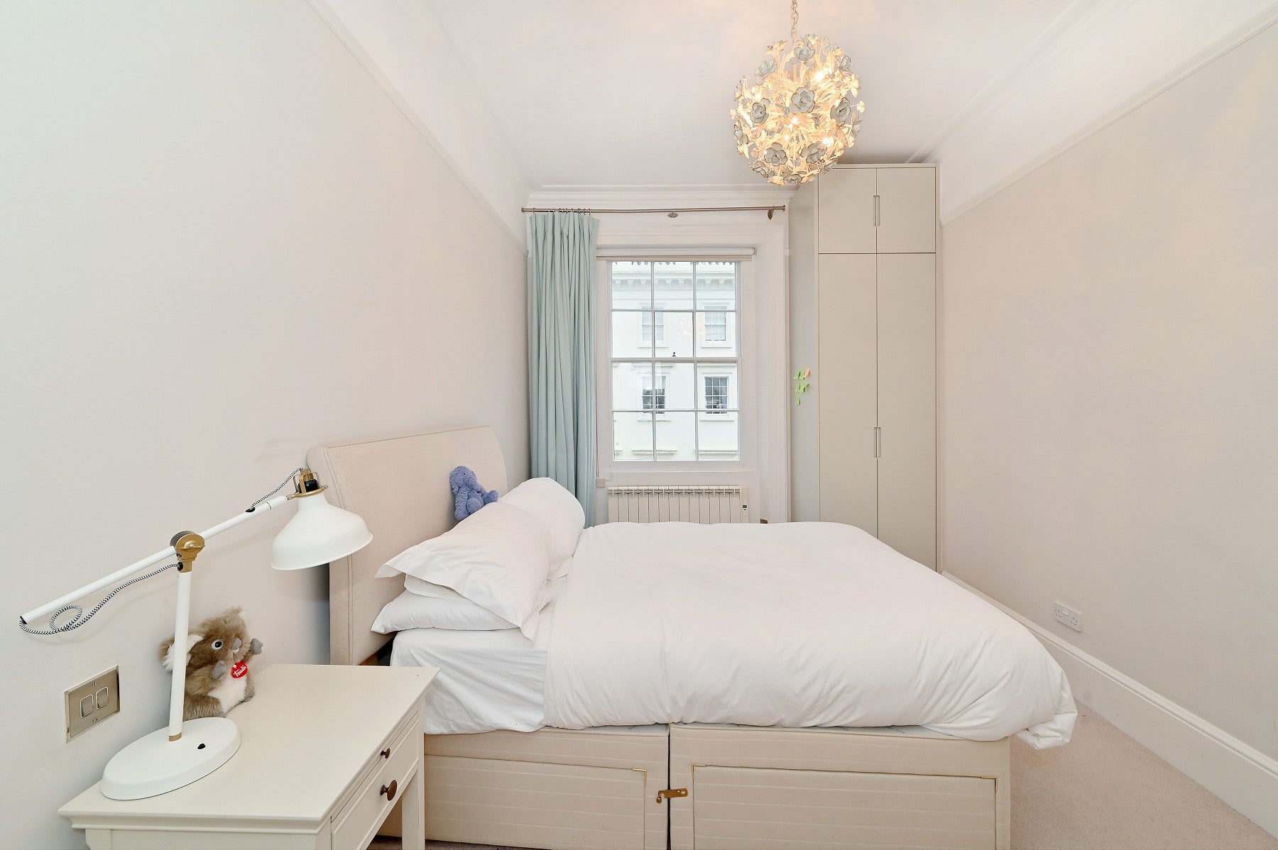 Flat Eaton Place in City of Westminster